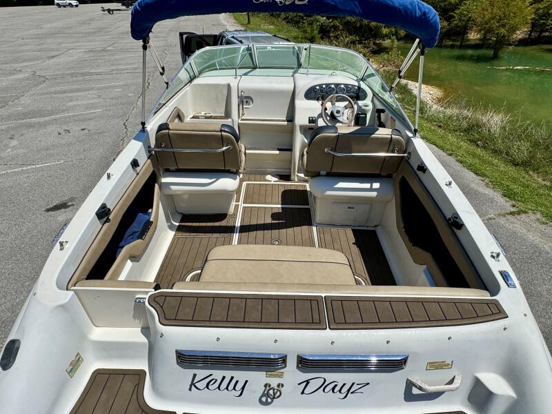 23' 1999 Sea Ray 215 Express Cruiser