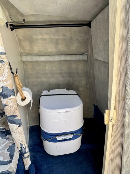 23' 1999 Sea Ray 215 Express Cruiser