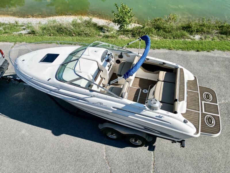 23' 1999 Sea Ray 215 Express Cruiser