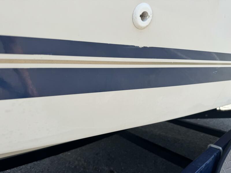 23' 1999 Sea Ray 215 Express Cruiser
