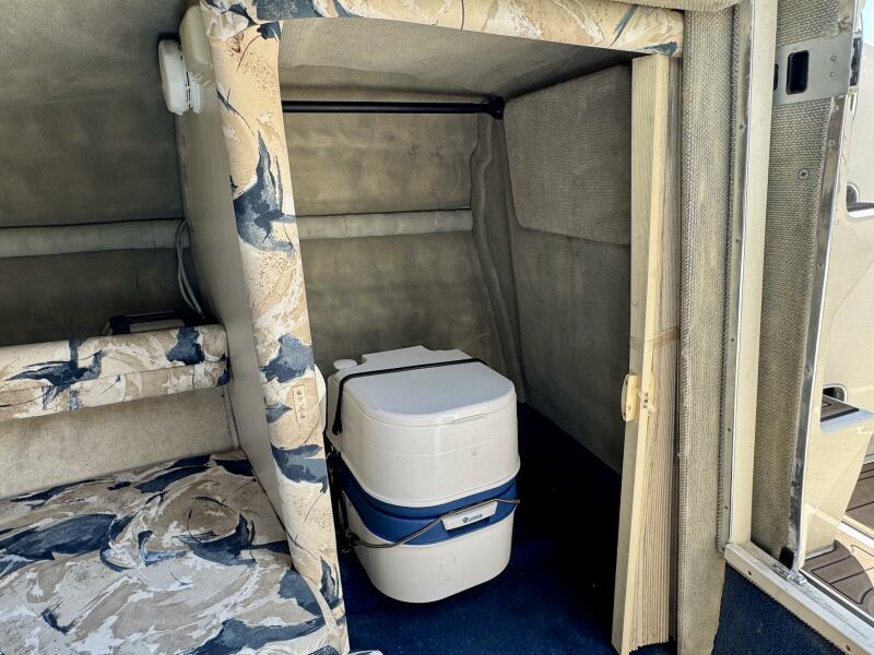 23' 1999 Sea Ray 215 Express Cruiser