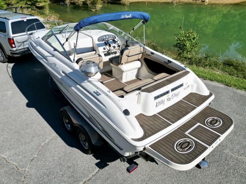 23' 1999 Sea Ray 215 Express Cruiser