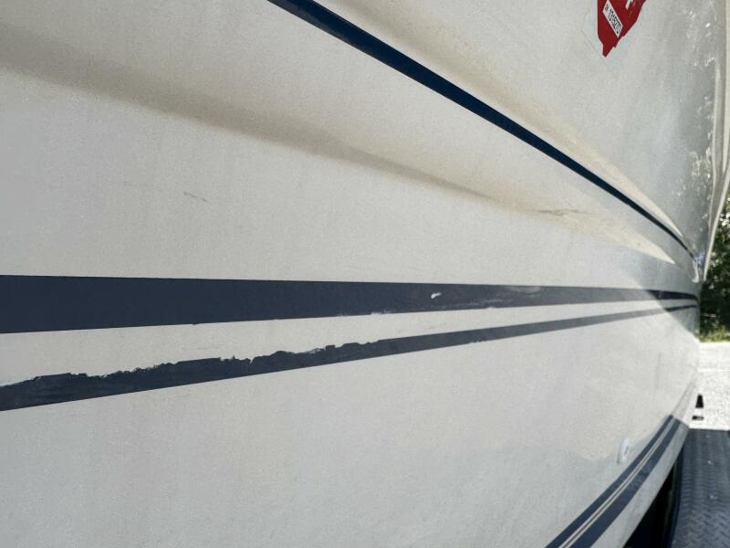 23' 1999 Sea Ray 215 Express Cruiser