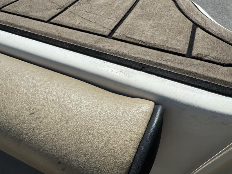 23' 1999 Sea Ray 215 Express Cruiser