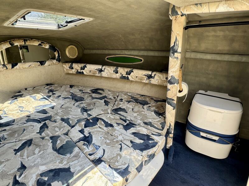 23' 1999 Sea Ray 215 Express Cruiser