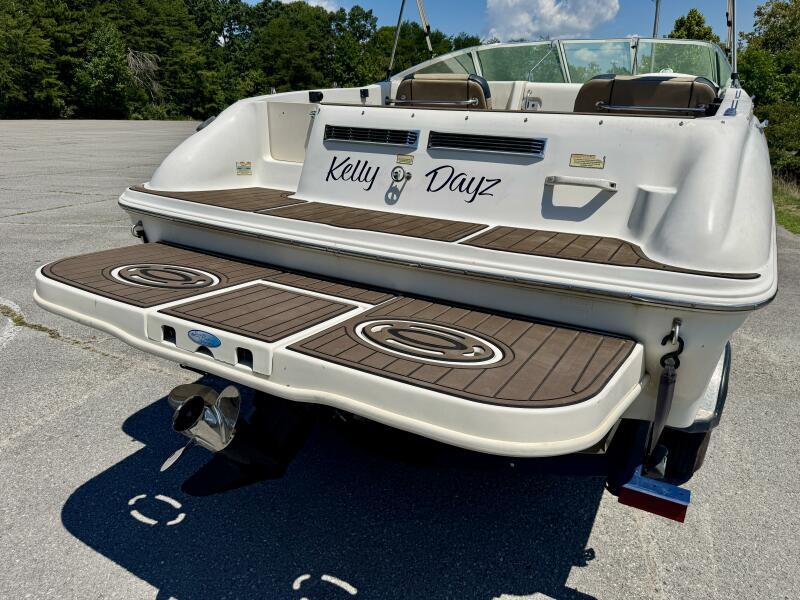 23' 1999 Sea Ray 215 Express Cruiser