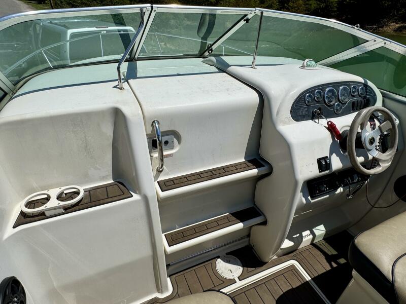 23' 1999 Sea Ray 215 Express Cruiser