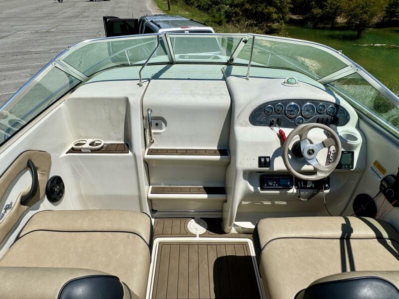 23' 1999 Sea Ray 215 Express Cruiser