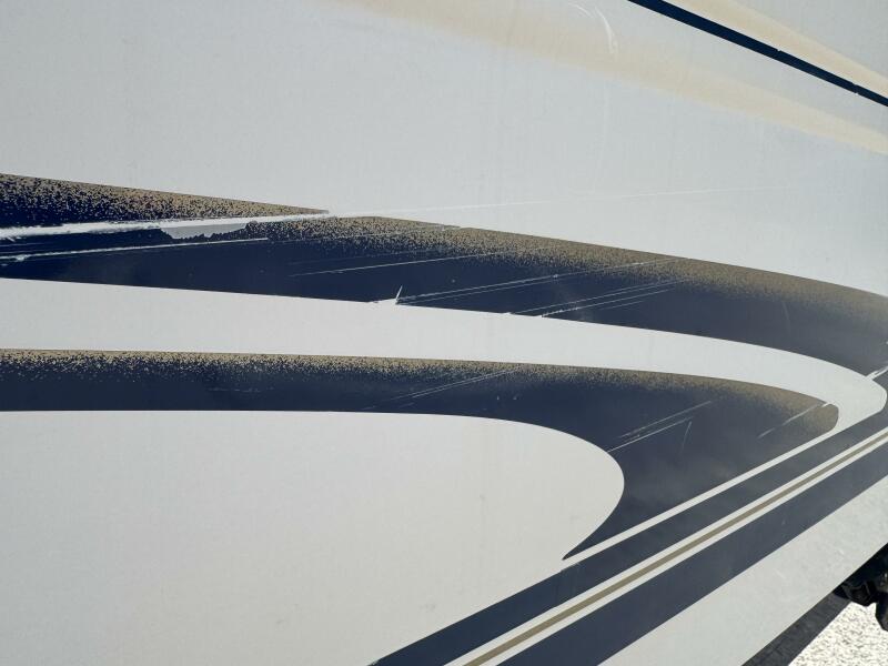 23' 1999 Sea Ray 215 Express Cruiser