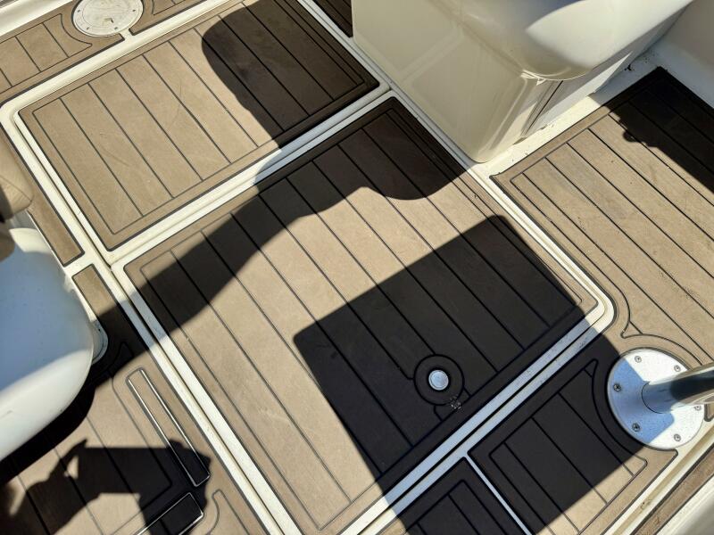 23' 1999 Sea Ray 215 Express Cruiser