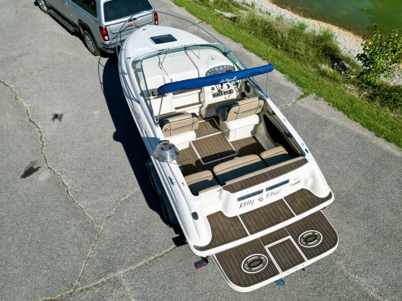 23' 1999 Sea Ray 215 Express Cruiser