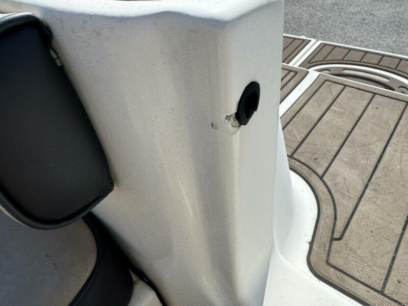 23' 1999 Sea Ray 215 Express Cruiser