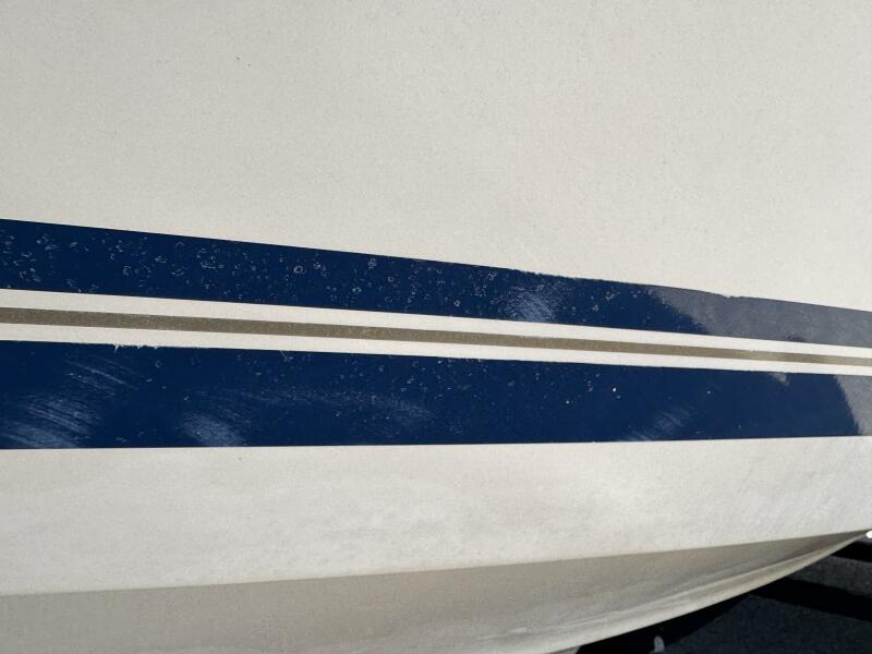 23' 1999 Sea Ray 215 Express Cruiser