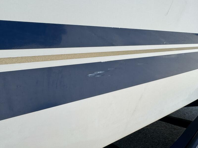 23' 1999 Sea Ray 215 Express Cruiser