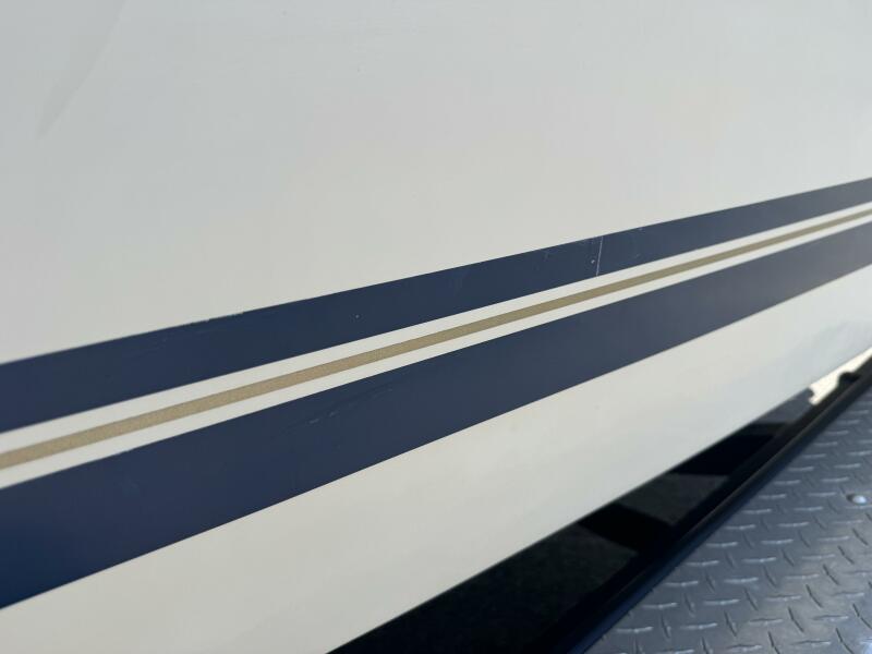 23' 1999 Sea Ray 215 Express Cruiser