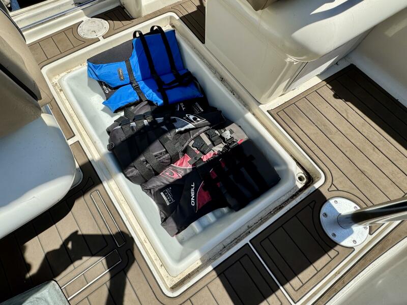 23' 1999 Sea Ray 215 Express Cruiser