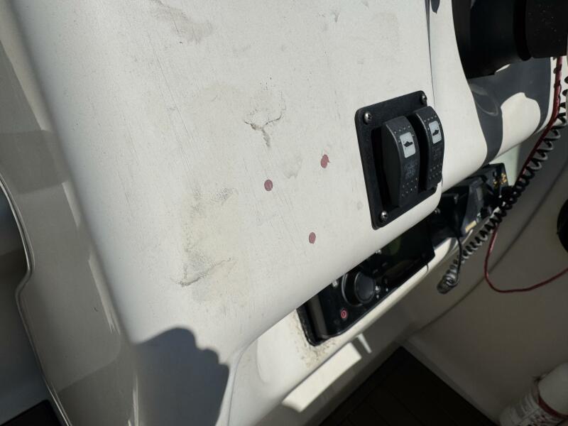 23' 1999 Sea Ray 215 Express Cruiser