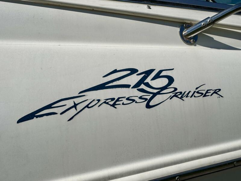 23' 1999 Sea Ray 215 Express Cruiser