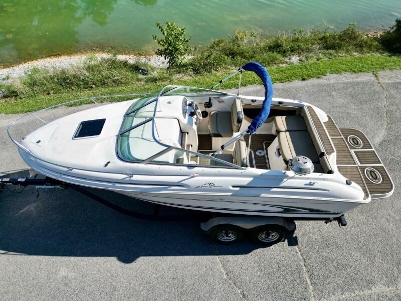 23' 1999 Sea Ray 215 Express Cruiser