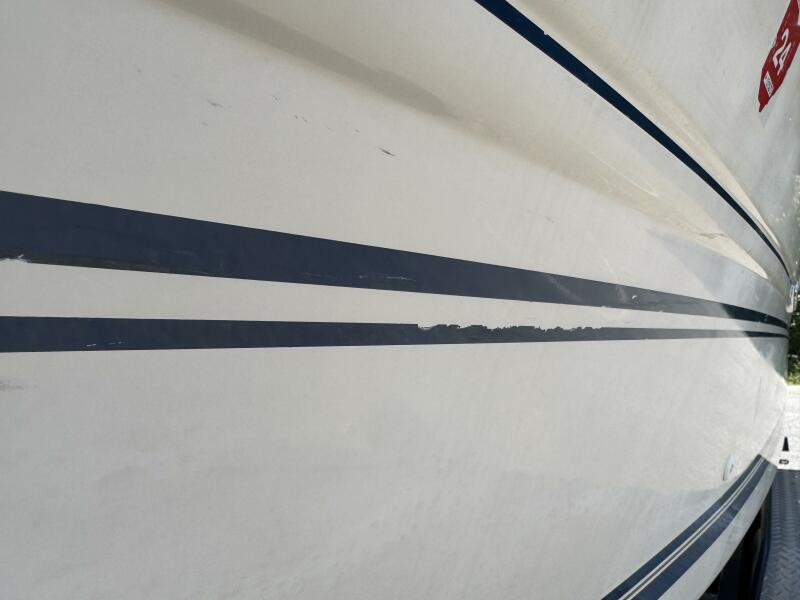 23' 1999 Sea Ray 215 Express Cruiser