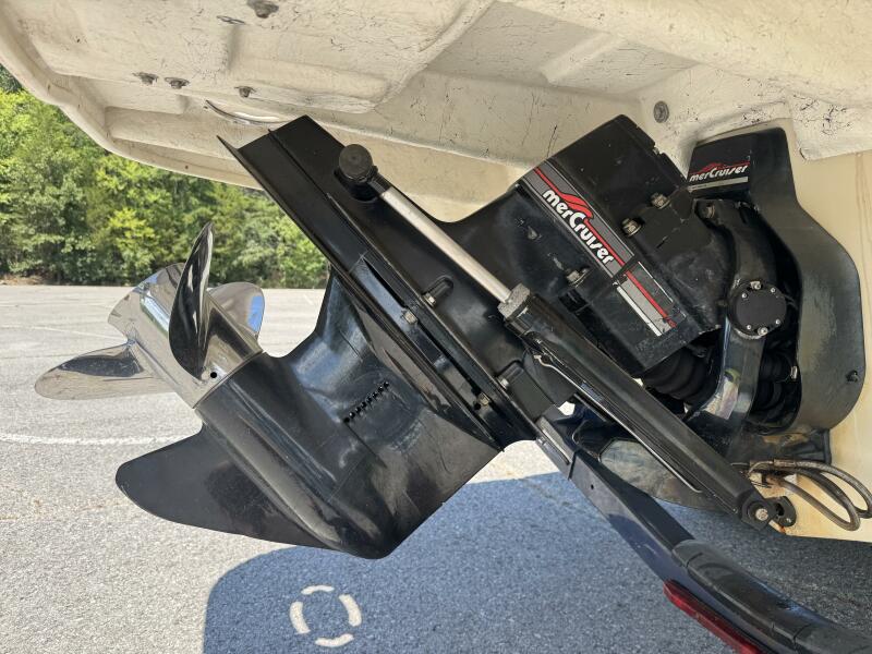 23' 1999 Sea Ray 215 Express Cruiser