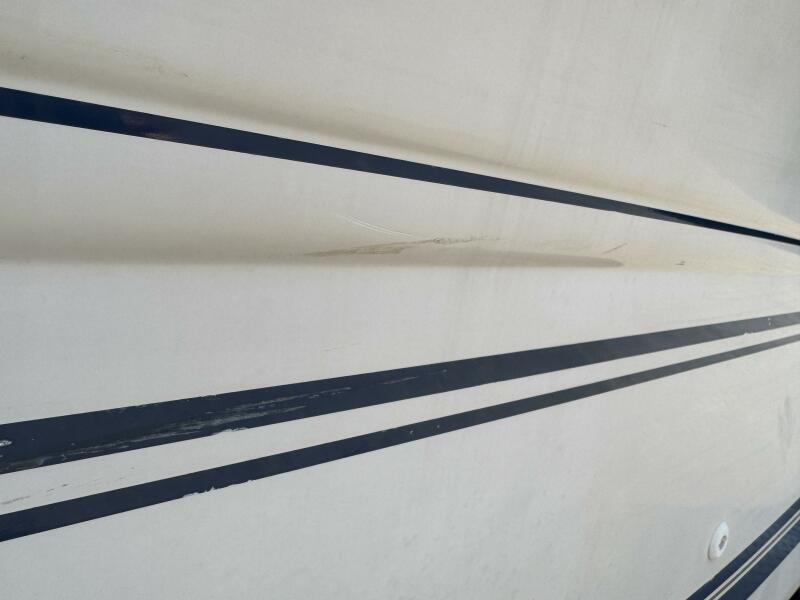 23' 1999 Sea Ray 215 Express Cruiser