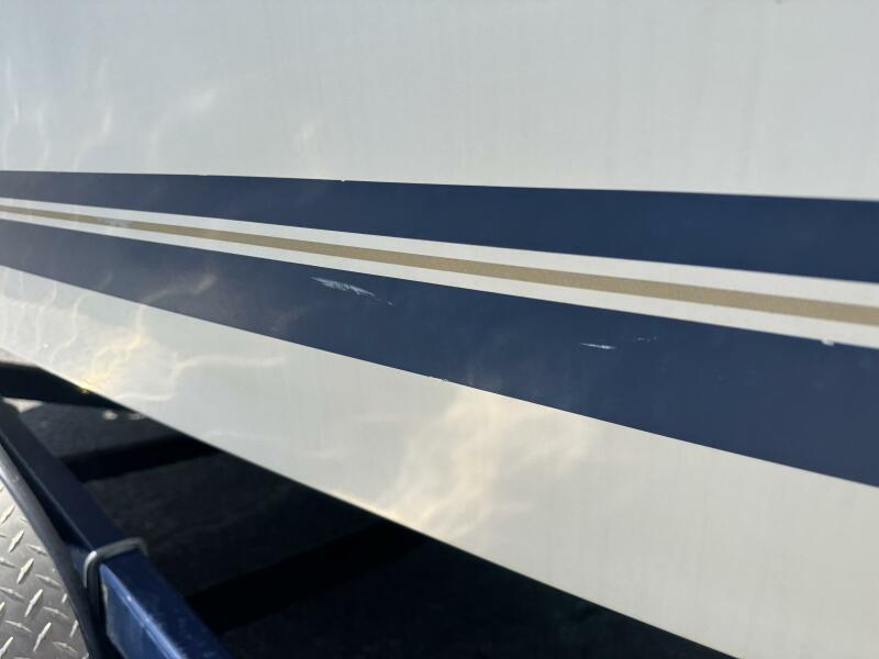 23' 1999 Sea Ray 215 Express Cruiser