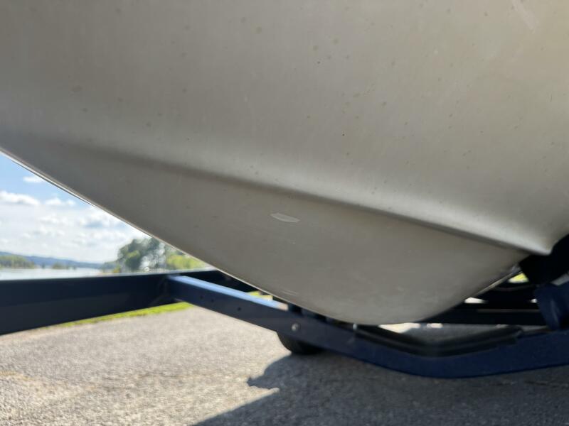 23' 1999 Sea Ray 215 Express Cruiser