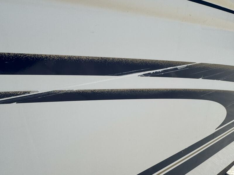 23' 1999 Sea Ray 215 Express Cruiser