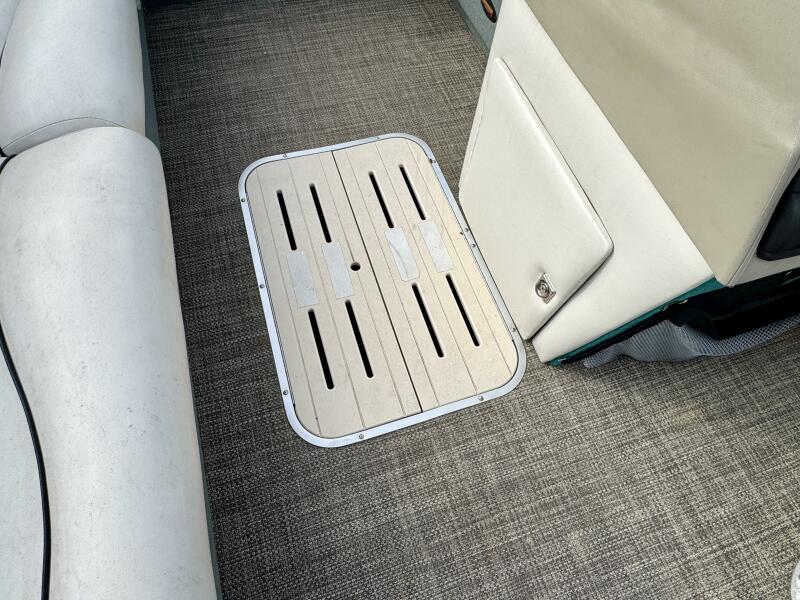 21' 2002 Sun Tracker Party Deck 21