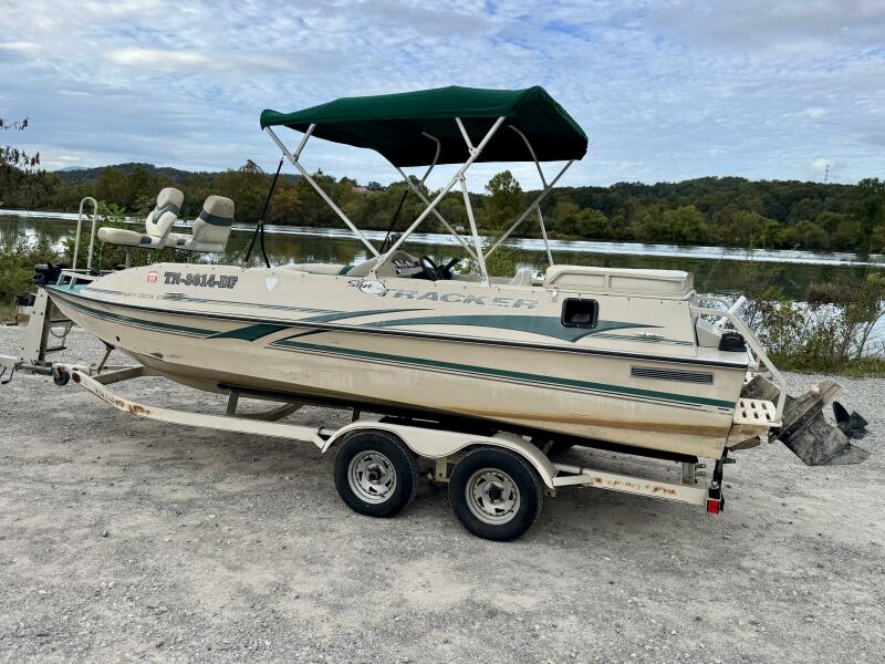 21' 2002 Sun Tracker Party Deck 21