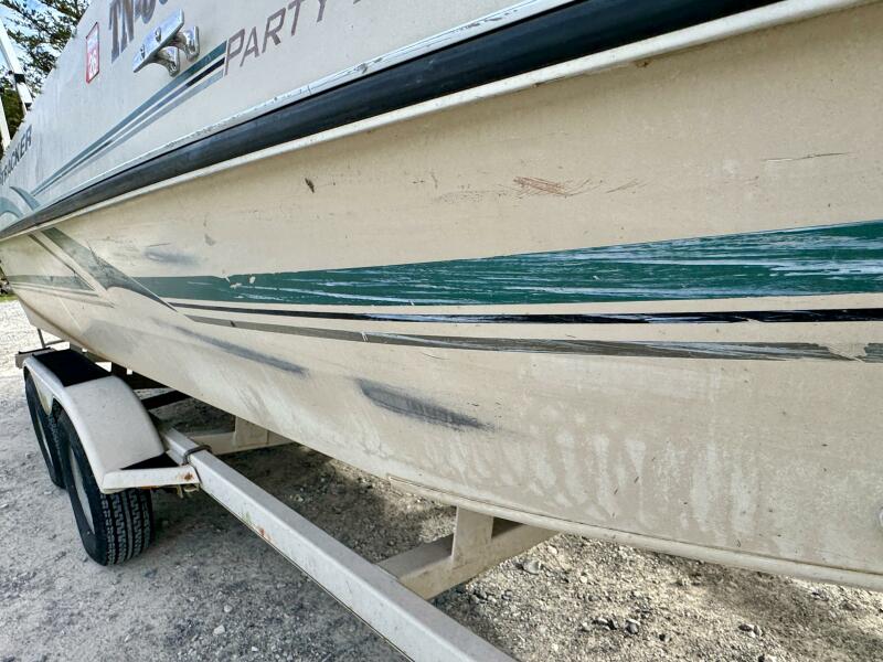 21' 2002 Sun Tracker Party Deck 21