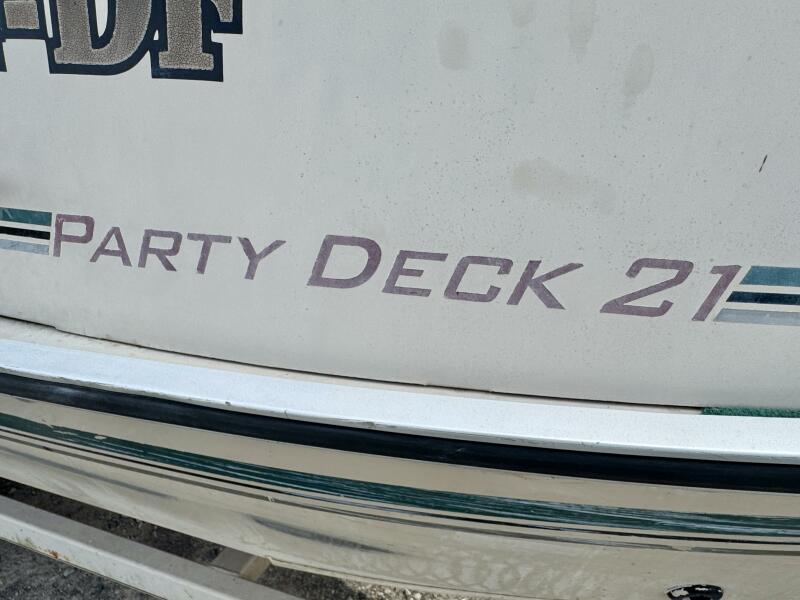 21' 2002 Sun Tracker Party Deck 21