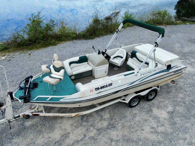 21' 2002 Sun Tracker Party Deck 21