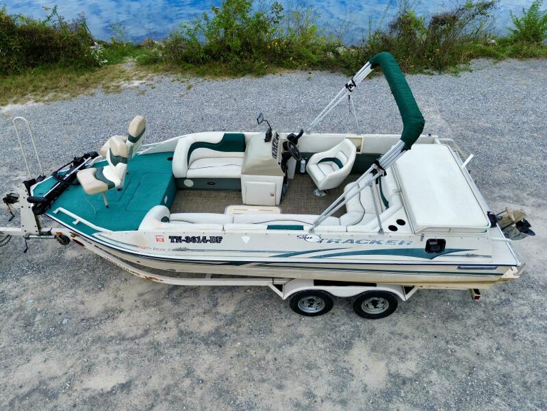 21' 2002 Sun Tracker Party Deck 21