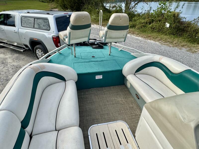 21' 2002 Sun Tracker Party Deck 21