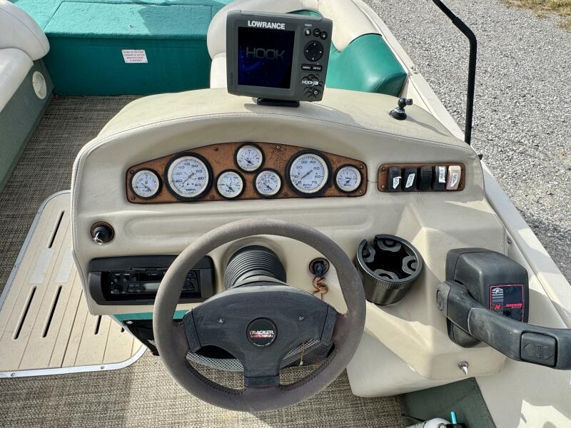 21' 2002 Sun Tracker Party Deck 21