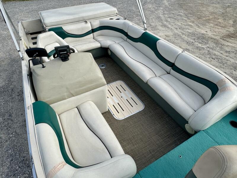 21' 2002 Sun Tracker Party Deck 21