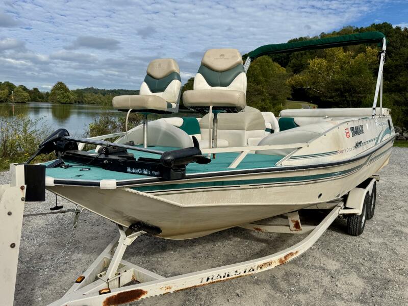 21' 2002 Sun Tracker Party Deck 21