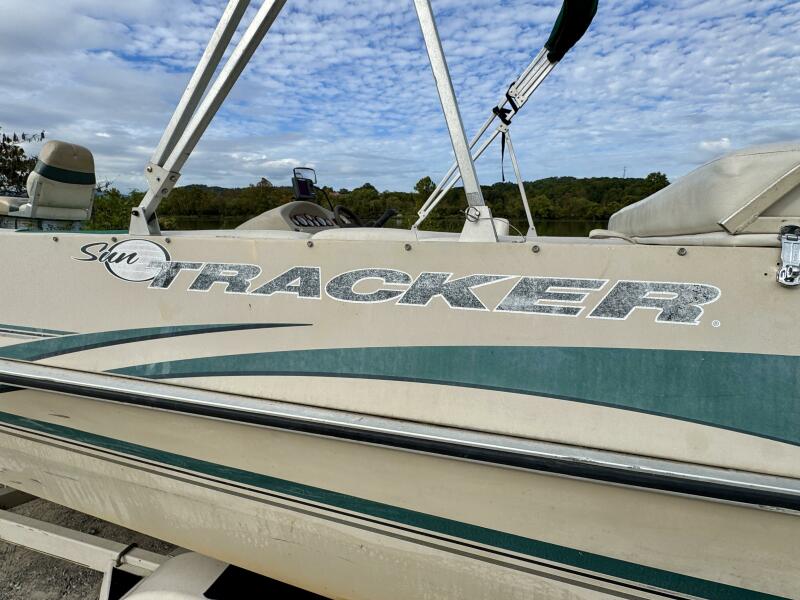 21' 2002 Sun Tracker Party Deck 21