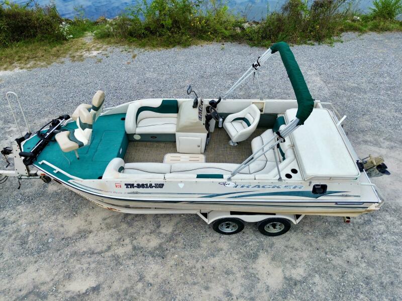 21' 2002 Sun Tracker Party Deck 21