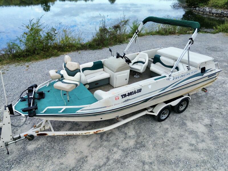 21' 2002 Sun Tracker Party Deck 21