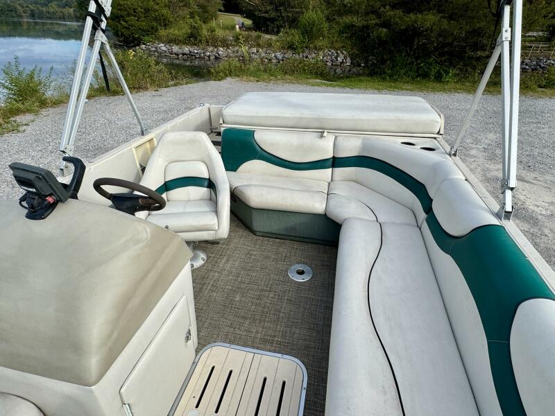 21' 2002 Sun Tracker Party Deck 21