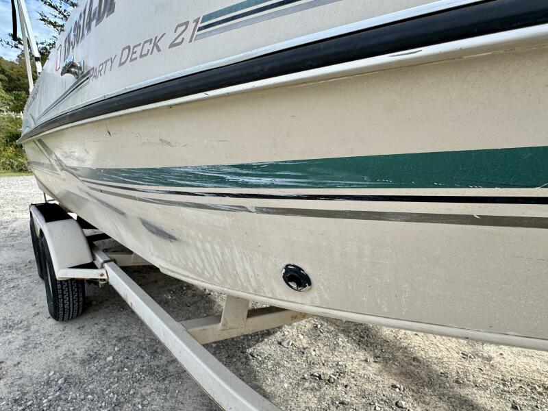 21' 2002 Sun Tracker Party Deck 21