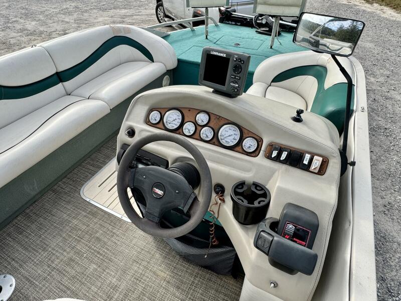 21' 2002 Sun Tracker Party Deck 21