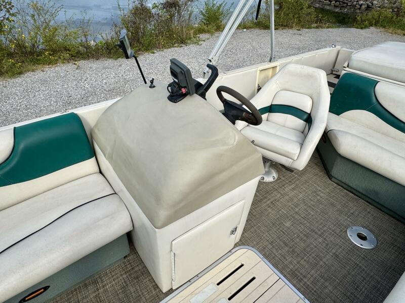 21' 2002 Sun Tracker Party Deck 21