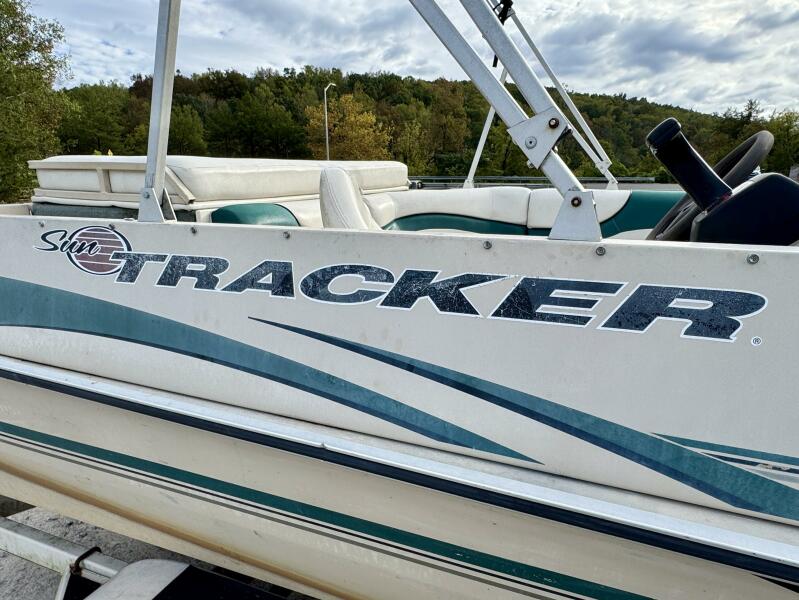 21' 2002 Sun Tracker Party Deck 21