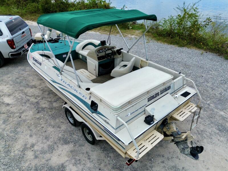 21' 2002 Sun Tracker Party Deck 21