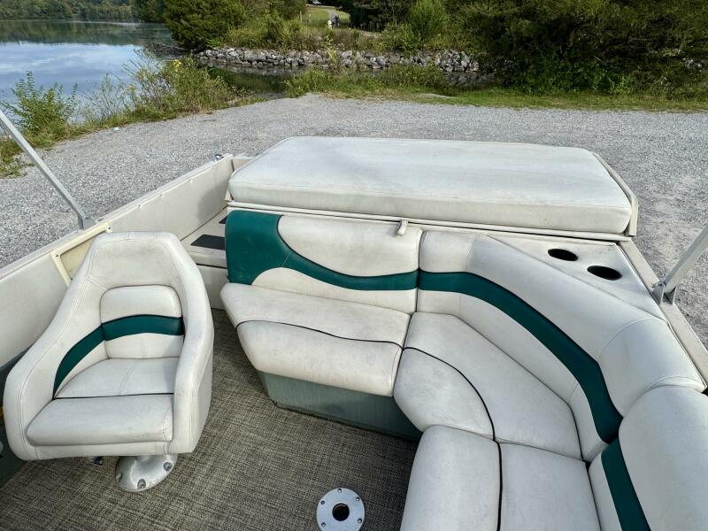 21' 2002 Sun Tracker Party Deck 21