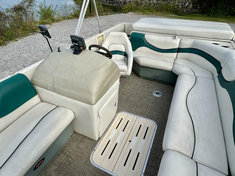 21' 2002 Sun Tracker Party Deck 21